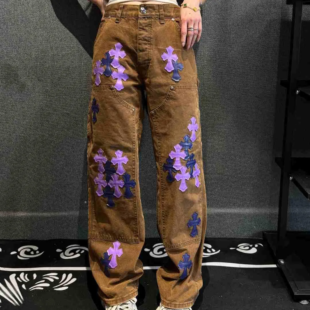 P310 💰 (Top version) Chrome Hearts brown logging purple multi-leather jeans. Multi-leather standard workwear jeans and ch jeans need to be washed and then disassembled and hand-stitched with sheepskin cross leather and then spliced together. The whole process is too complicated to describe. About Chrome Hearts This is an extremely luxurious fashion brand that can also be called the aristocrat of the high street. It has always been an exclusive brand for some hipsters or the rich second generation. Compared with ordinary high streets, it is more luxurious and noble. Compared with luxury brands, it has a more fashionable personality. It has always been a brand that I have a special liking for. Color: Brown Size: 28-30-32-34-36 (corresponding to S-M-L-XL-XXL)